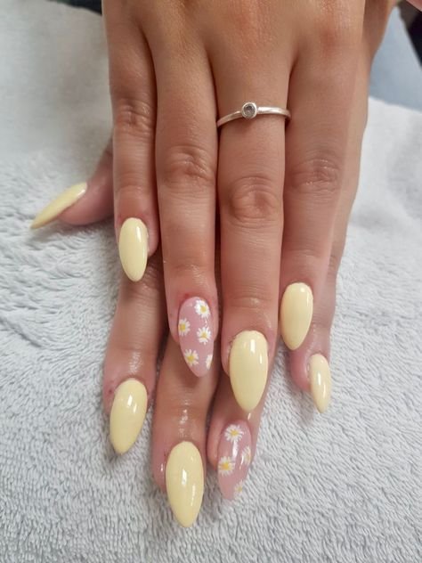 Daisy Kiss Nails